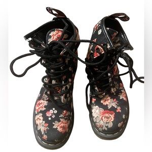 Dr. Marten's Victorian floral 1460 8 eye canvas boots us L sz. 5 EUC